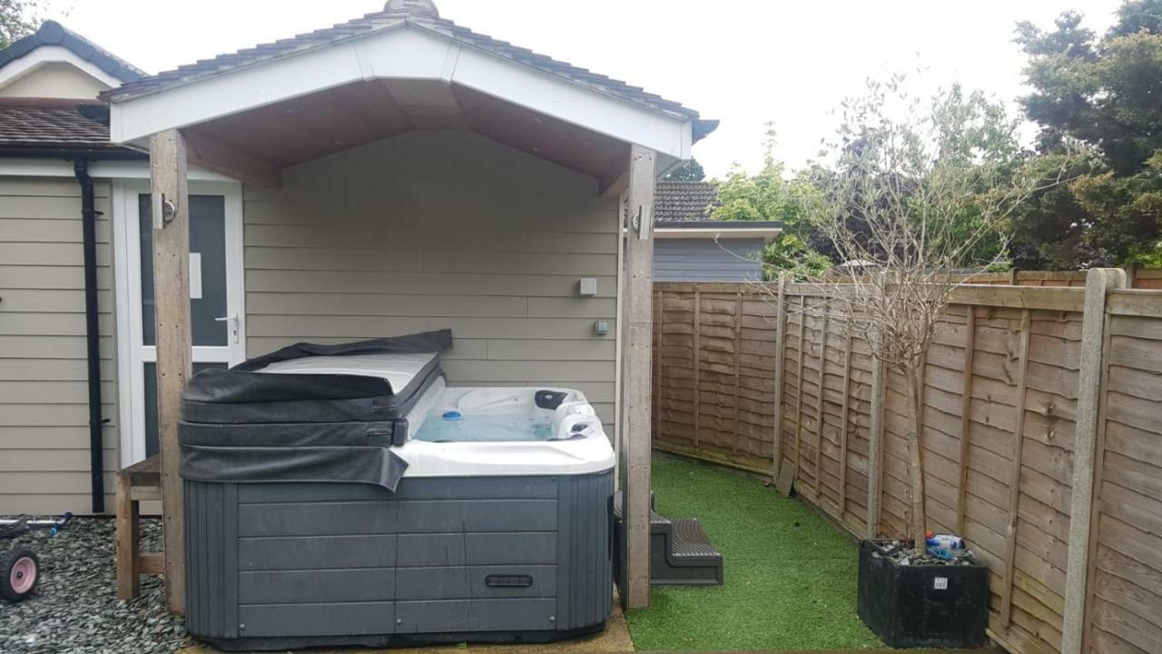 Four Corners Holiday Home Hot&Sauna Ferndown Exterior foto